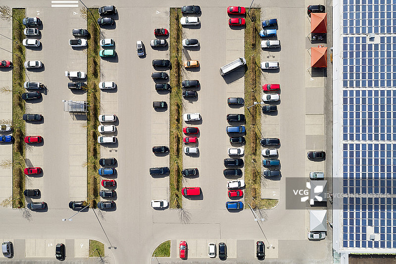 带有太阳能电池板和停车场的购物中心航拍图片素材