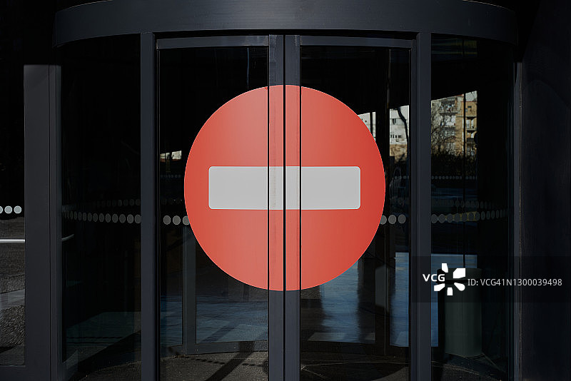 办公楼入口处的禁止进入标志图片素材