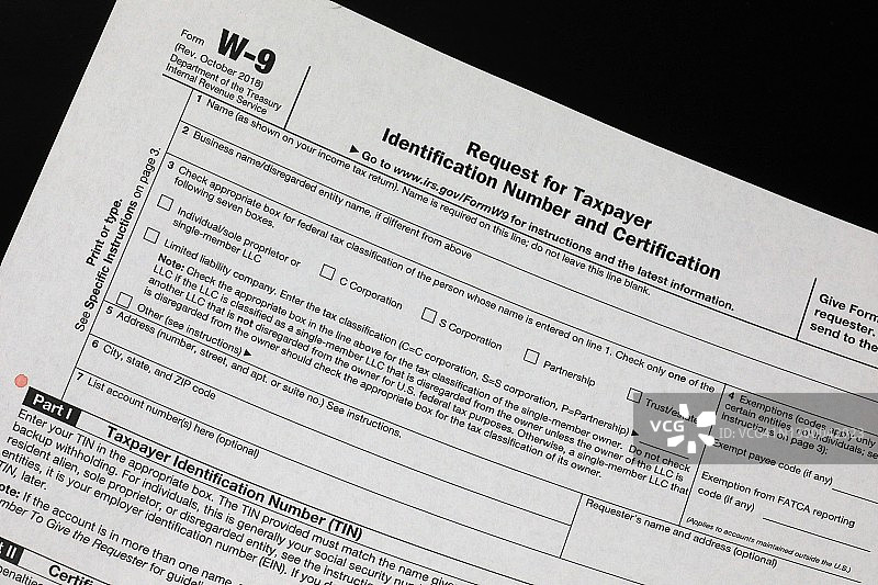 美国国税局的W-9税务表格图片素材
