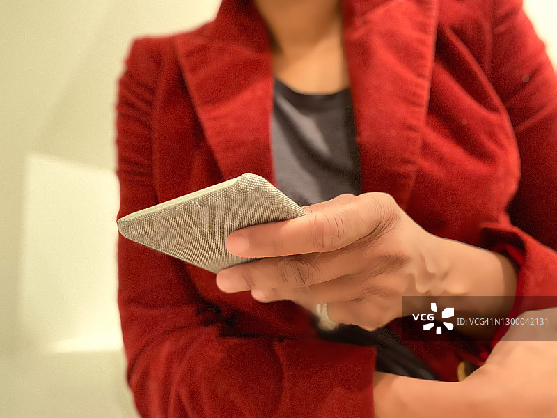 穿着红色西装的非洲裔职业女性图片素材