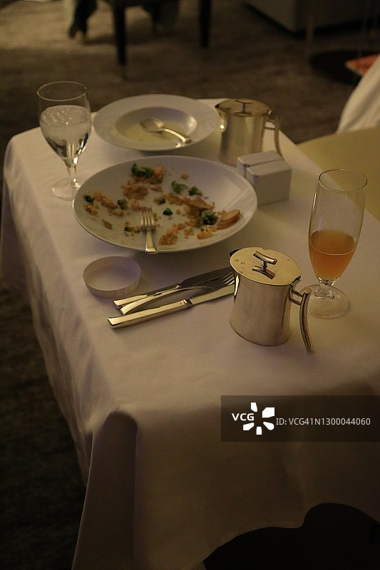 客房服务餐车上的餐食图片素材