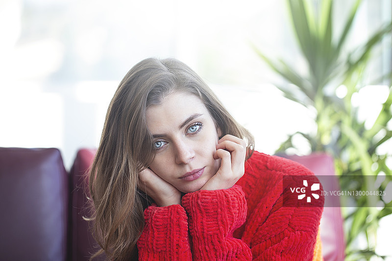 模糊背景下的美丽金发年轻女人肖像图片素材