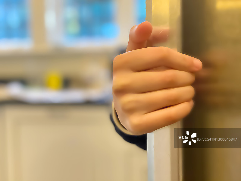 在冰箱里拿食物的混血少女图片素材