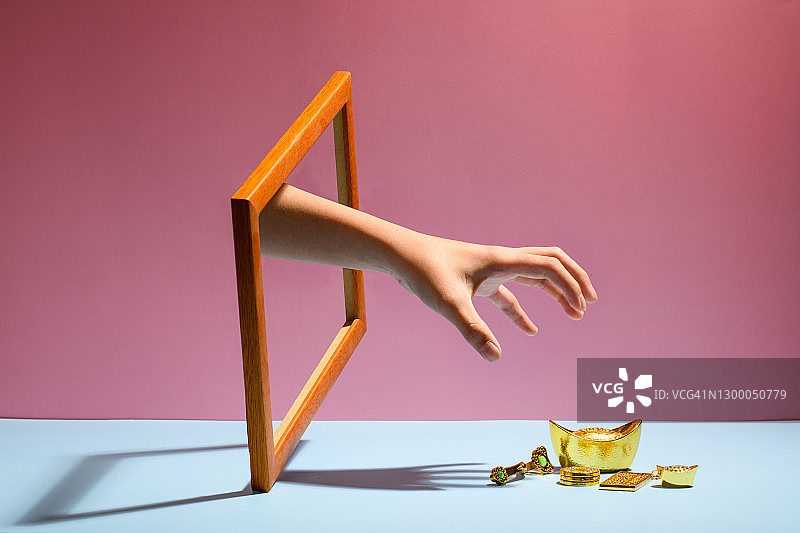 从画框中伸出手偷窃图片素材