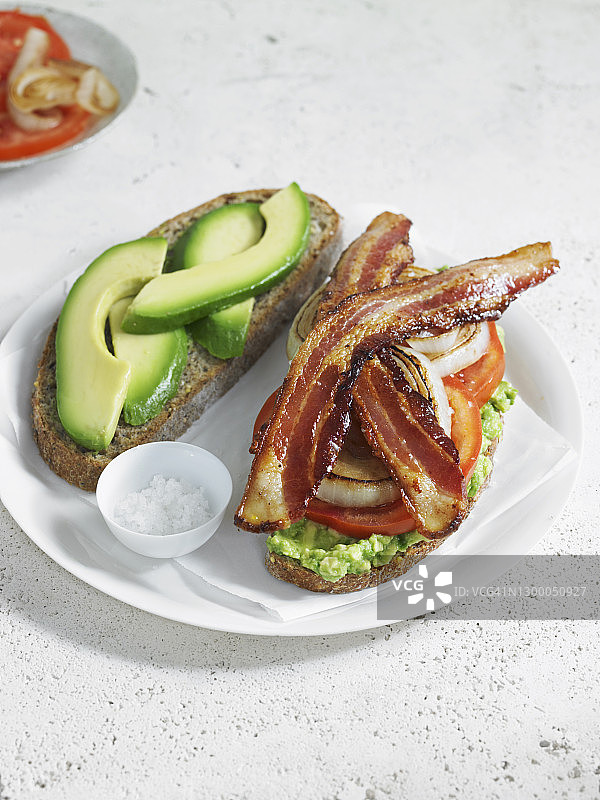 夏季牛油果BLT三明治图片素材