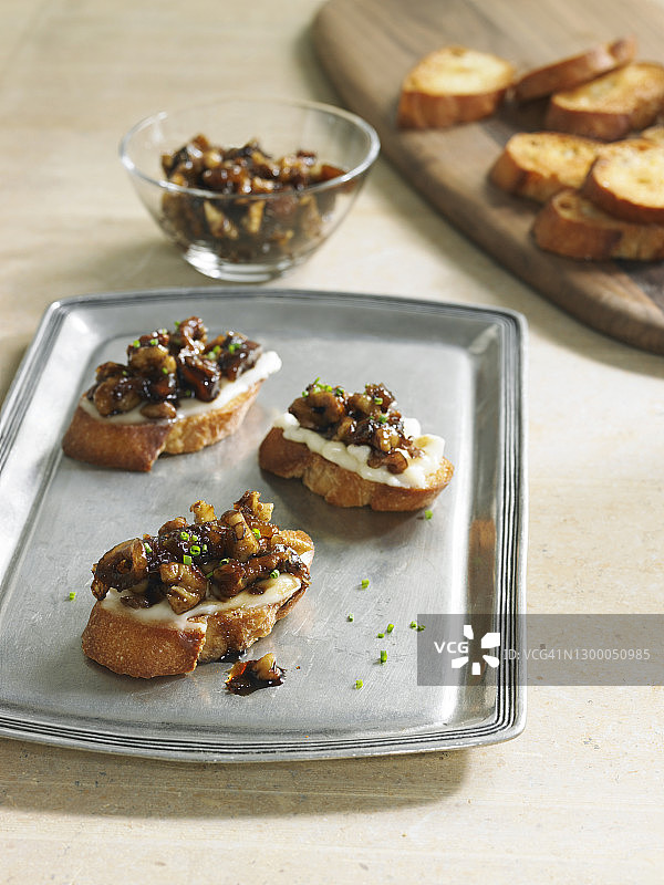 布里干酪、枣和烤核桃克罗 斯蒂尼图片素材