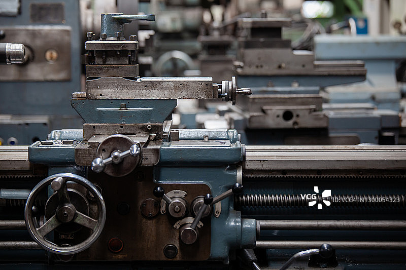 金属加工厂的工业机器：车床图片素材