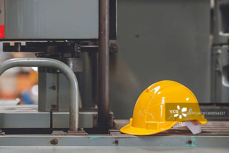 放在机器上的白色安全帽图片素材