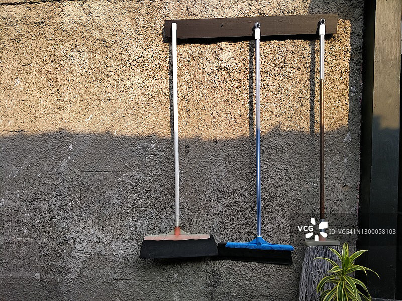 挂在木墙上的清洁设备图片素材