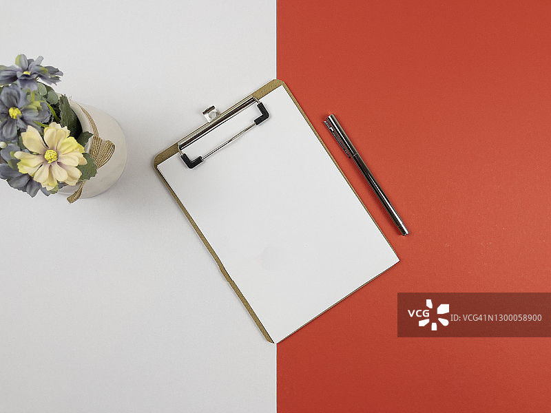 红白背景上的鲜花和钢笔空白便笺图片素材