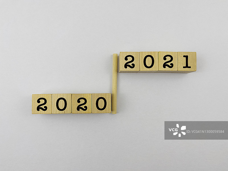 木块上的2020年和2021年概念背景图片素材