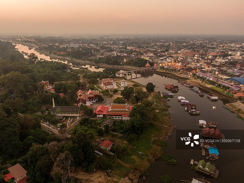 泰国乌泰他尼沙隔江及其附近村庄的航拍景观图片素材