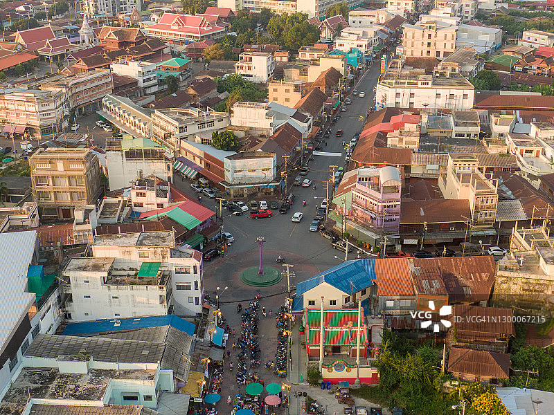 泰国乌泰他尼沙隔江及其附近村庄的航拍景观图片素材
