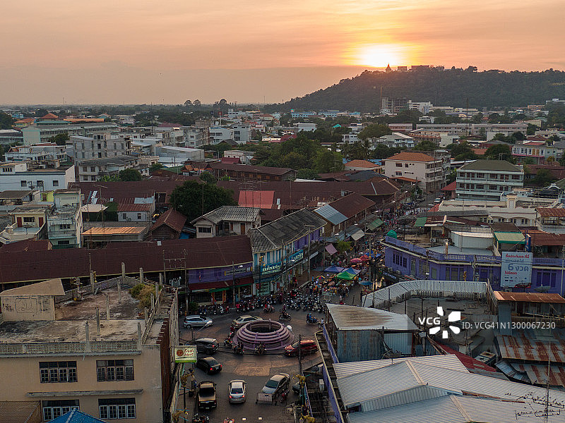 泰国乌泰他尼沙隔江及其附近村庄的航拍景观图片素材