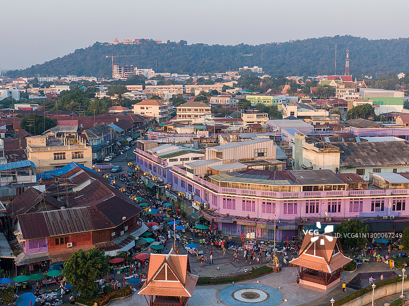 泰国乌泰他尼沙隔江及其附近村庄的航拍景观图片素材