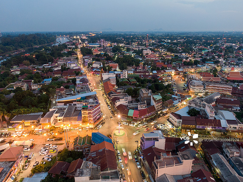 泰国乌泰他尼沙隔江及其附近村庄的航拍景观图片素材