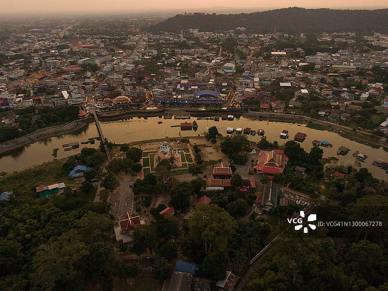 泰国乌泰他尼沙隔江及其附近村庄的航拍景观图片素材