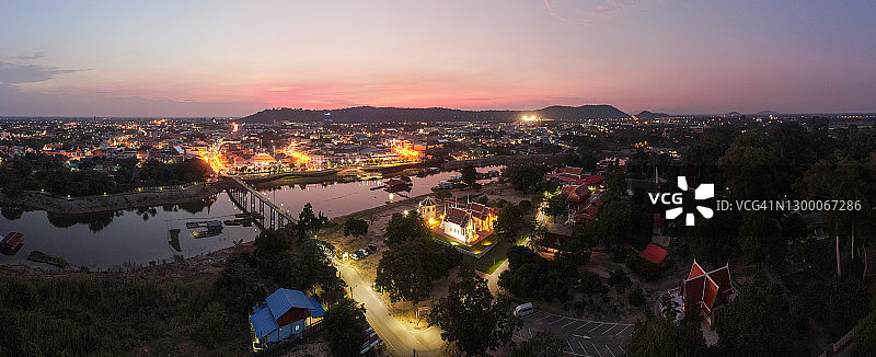 泰国乌泰他尼沙隔江及其附近村庄的航拍景观图片素材