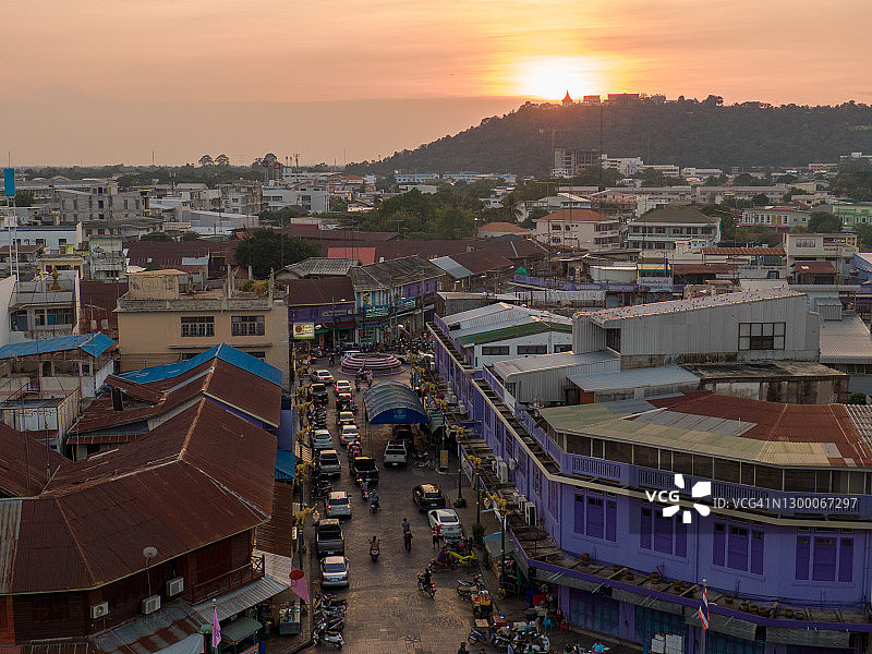泰国乌泰他尼沙隔江及其附近村庄的航拍景观图片素材