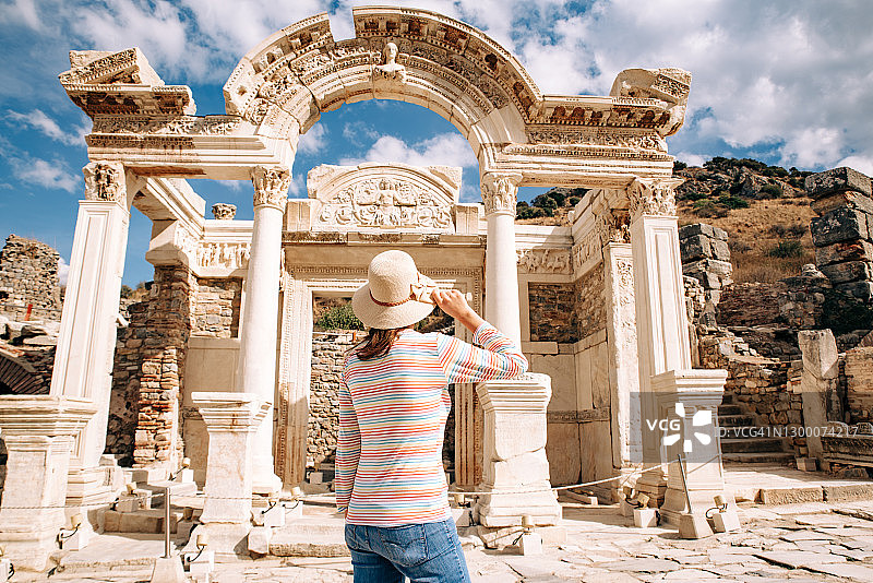 年轻女人参观以弗所古城的哈德良神庙图片素材