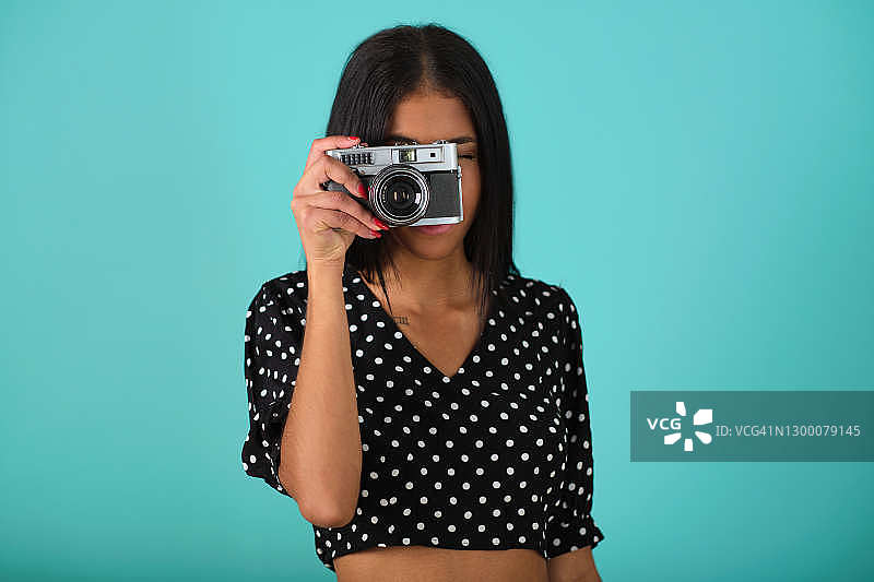 拍摄照片的可爱年轻少女图片素材