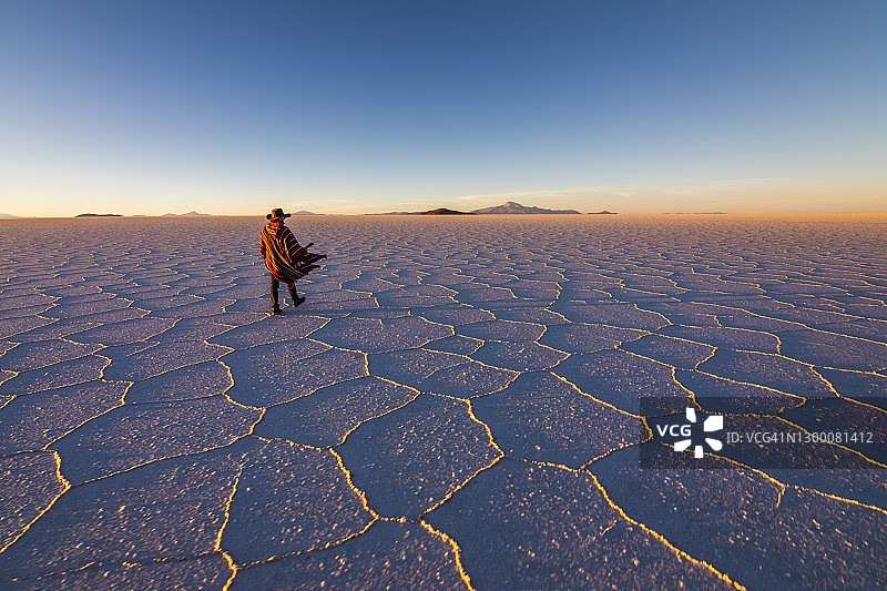 玻利维亚乌尤尼盐沼的男子图片素材