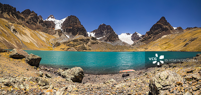 玻利维亚安第斯山脉科迪勒拉雷阿尔的康多里里峰和湖泊全景图片素材