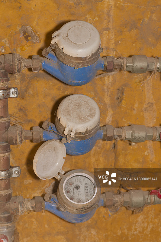希腊老房子外的水管和水表图片素材