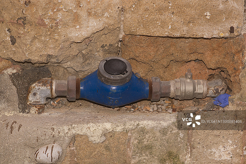 希腊老房子外的水管和水表图片素材