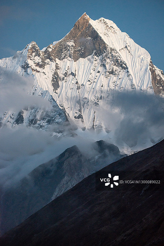 夕阳下的鱼尾峰竖版景观，印度教圣山图片素材