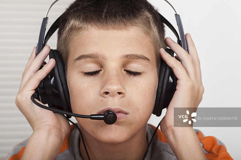 戴耳机听音乐的男孩图片素材