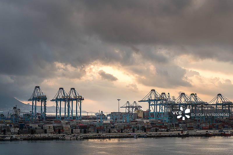 戏剧性天空下的阿尔赫西拉斯港口的起重机图片素材