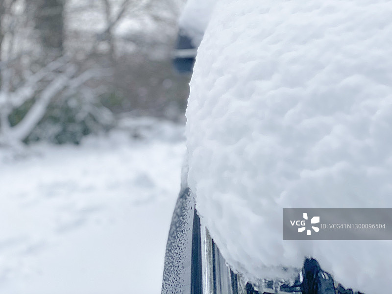 家用汽车上的冰雪图片素材