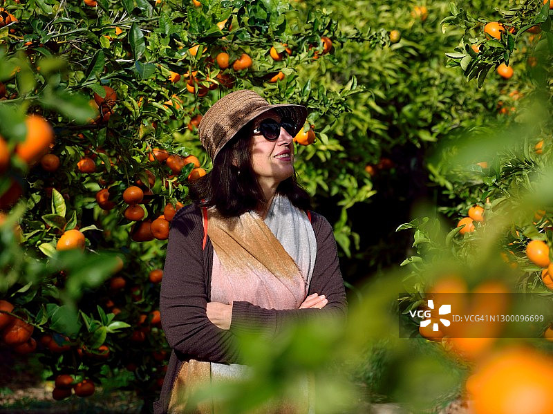 在菜园里的妇女图片素材