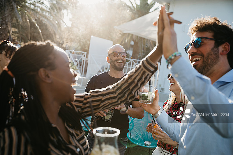 朋友们参加鸡尾酒派对图片素材