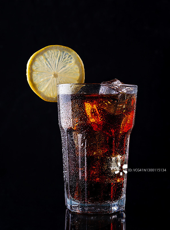 柠檬装饰的可乐鸡尾酒图片素材