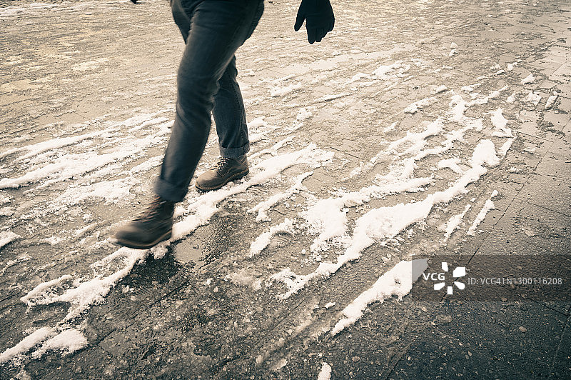 雪天在柏林街头行走的人图片素材