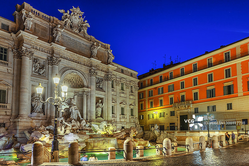 罗马特莱维喷泉夜景图片素材