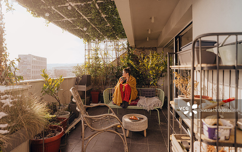 寒冷晴朗的早晨里的一杯热茶图片素材