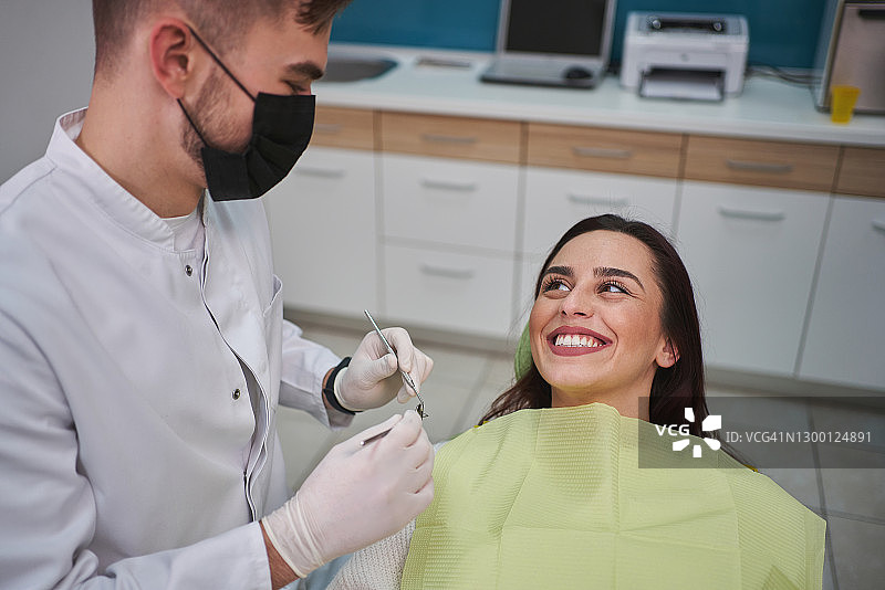 牙医试图在牙科预约期间放松他的女病人图片素材