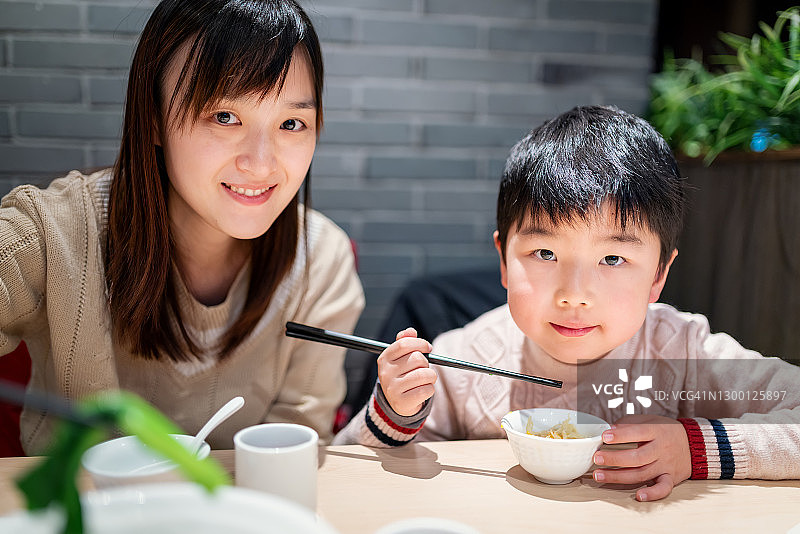 母子在餐厅用餐图片素材