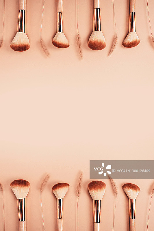 腮红和散粉用软毛刷，零浪费概念，一套天然木制化妆刷，米色背景上放有干花，扁平风格，留白，竖版banner图片素材