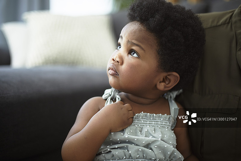 坐在祖母腿上的儿童肖像图片素材