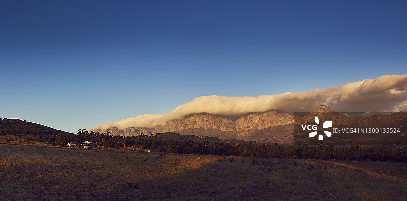 开普敦葡萄酒产区赫尔德贝格山脉上空的壮观云层图片素材