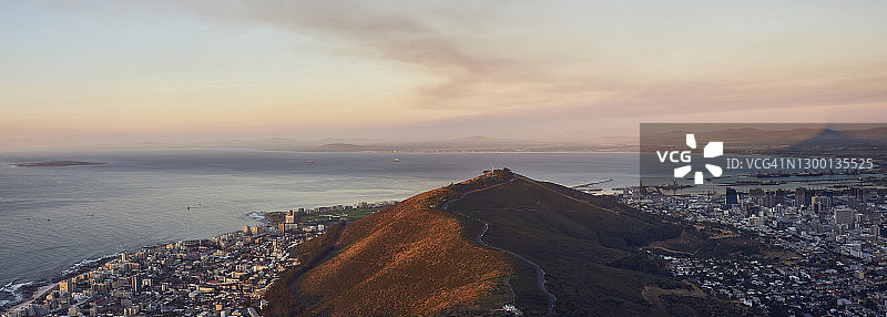 日落时分的信号山、开普敦和罗本岛风光图片素材