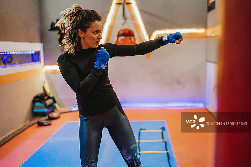 拳击训练中的女人图片素材
