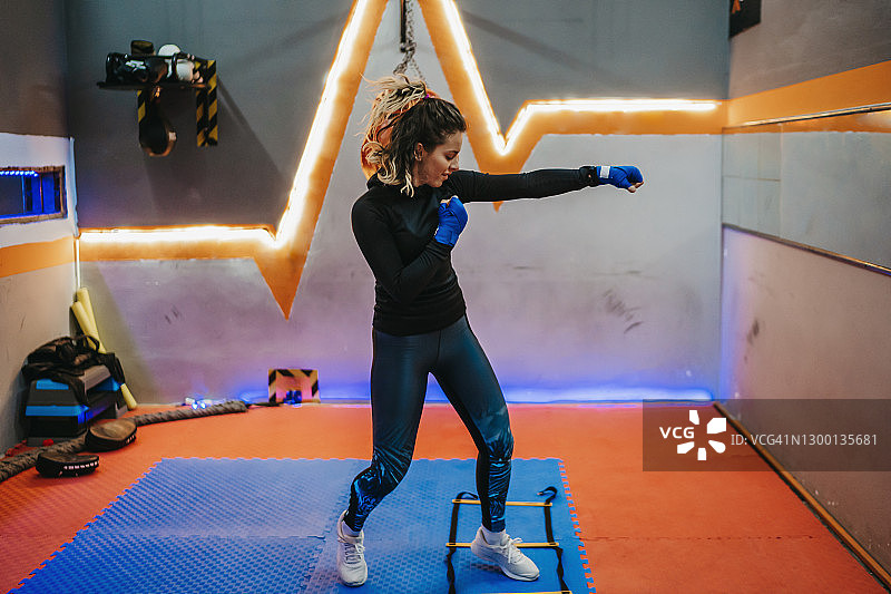 拳击训练中的女人图片素材