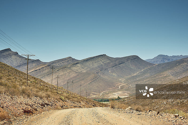 南非西德堡国家公园的干旱山区中的土路图片素材
