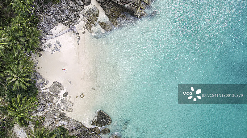 泰国普吉岛：椰子树下的白沙滩与清澈海水边的漂亮女孩图片素材