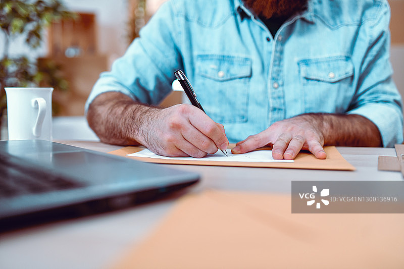 办公室文员在交货办公室写信图片素材